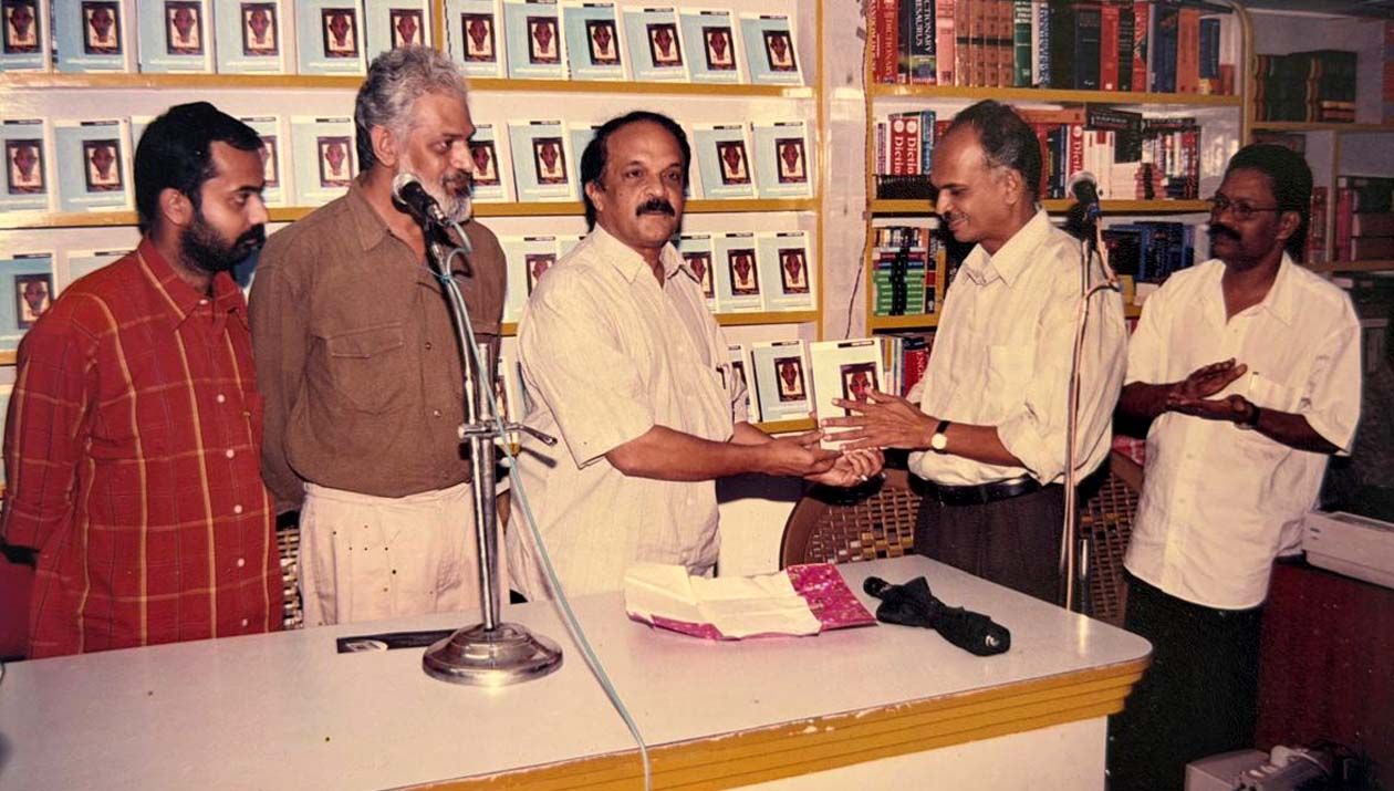ഉണ്ണി ആറിന്റെ ‘ഒഴിവുദിവസത്തെ കളി’ അയ്‌മനം ജോണിന്‌ നൽകി സക്കറിയ  പ്രകാശനം ചെയ്യുന്നു. ടി എൻ ഗോപകുമാർ, കെ എൻ ഷാജി എന്നിവർ സമീപം 