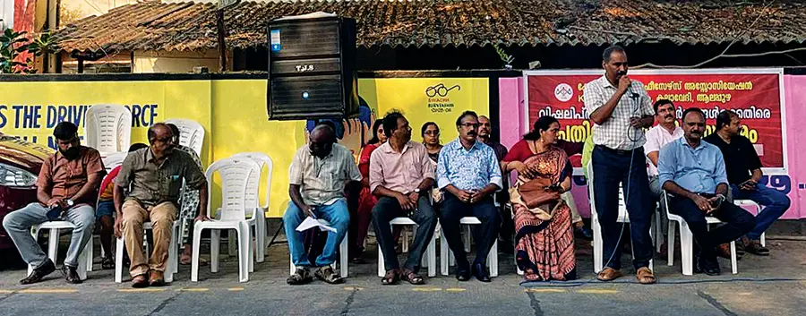  കെജിഒഎ വെനീസിയം കലാവേദിയുടെ പ്രതിരോധ സംഗീത സംഗമം സംസ്ഥാന വൈസ് പ്രസിഡന്റ്‌ സി കെ ഷിബു  ഉദ്‌ഘാടനംചെയ്യുന്നു