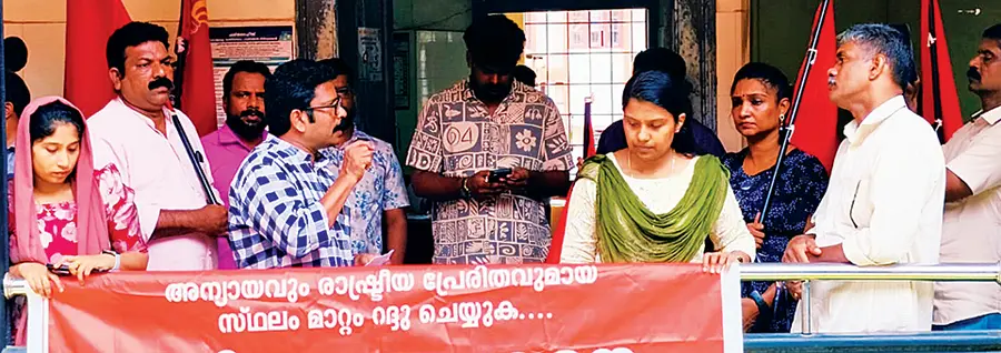 അന്യായ സ്ഥലംമാറ്റത്തിനെതിരെ എൻജിഒ യൂണിയൻ ഡിഎംഒ ഓഫീസിനു മുന്നിൽ സംഘടിപ്പിച്ച പ്രതിഷേധയോഗം  ജില്ലാ സെക്രട്ടറി ബൈജു പ്രസാദ് ഉദ്ഘാടനംചെയ്യുന്നു