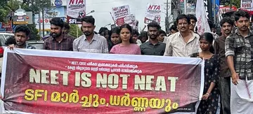 നീറ്റ്, സിബിഎസ്ഇ പരീക്ഷ ക്രമക്കേടുകൾ പരിഹരിക്കണമെന്നാവശ്യപ്പെട്ട് എസ്എഫ്ഐ സംസ്ഥാന പ്രസിഡന്റ്
എം ശിവപ്രസാദിന്റെ നേതൃത്വത്തിൽ ഒറ്റപ്പാലത്ത് നടന്ന മാർച്ച്