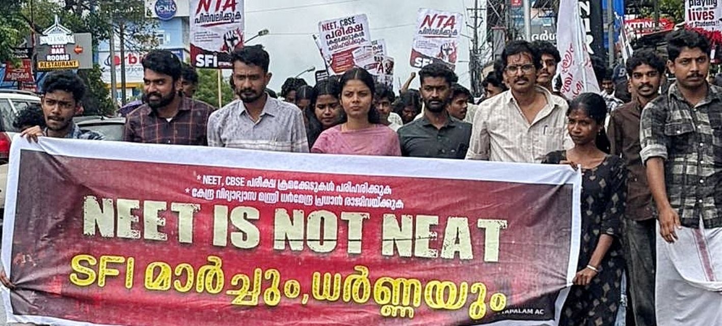 നീറ്റ്‌, സിബിഎസ്‌ഇ പരീക്ഷ ക്രമക്കേടുകൾ പരിഹരിക്കണമെന്നാവശ്യപ്പെട്ട്‌ എസ്‌എഫ്‌ഐ സംസ്ഥാന പ്രസിഡന്റ്‌  എം ശിവപ്രസാദിന്റെ നേതൃത്വത്തിൽ ഒറ്റപ്പാലത്ത് നടന്ന മാർച്ച്‌