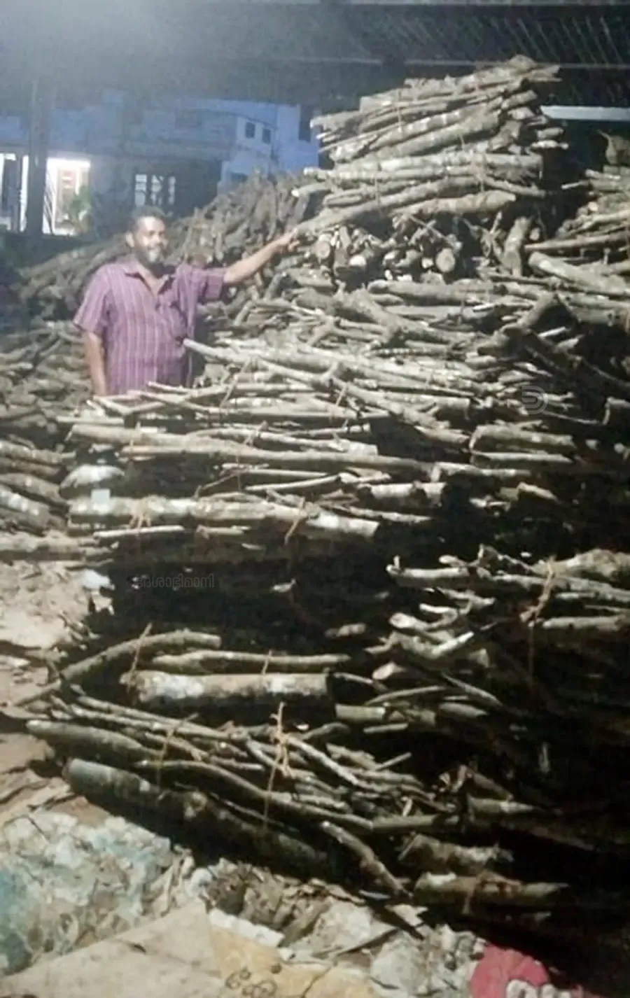 പുനലൂർ ചെമ്മന്തൂർ സ്വദേശി പ്രമോദിന്റെ കടയിൽ വിറക് വിൽപ്പനയിൽ ഏർപ്പെട്ടിരിക്കുന്ന ജീവനക്കാരൻ