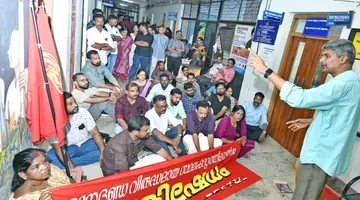 എഫ്എസ്ഇടിഒ നേതൃത്വത്തിൽ ഡിഎംഒ ഓഫീസിനുമുന്നിൽ നടത്തിയ കുത്തിയിരിപ്പ്‌ സമരം വി കെ രാജേഷ്‌  ഉദ്‌ഘാടനംചെയ്യുന്നു 