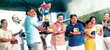 ചേർത്തല നഗരസഭ ഓണാഘോഷത്തോടനുബന്ധിച്ച് സംഘടിപ്പിച്ച വള്ളംകളിയിൽ ജേതാക്കളായ ടീം പറയൻചാലിന് മുൻ എംപി എ എം ആരിഫ് കനാൽ ട്രോഫി സമ്മാനിക്കുന്നു