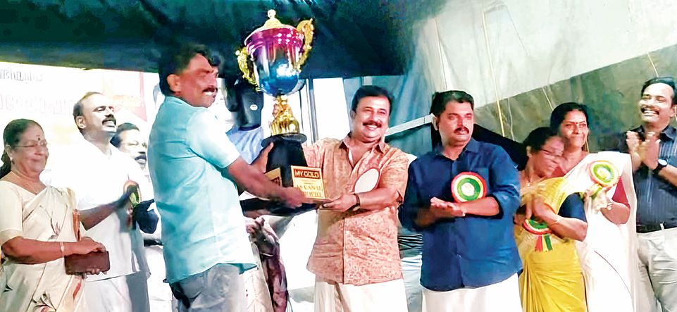 ചേർത്തല നഗരസഭ ഓണാഘോഷത്തോടനുബന്ധിച്ച് സംഘടിപ്പിച്ച വള്ളംകളിയിൽ ജേതാക്കളായ ടീം പറയൻചാലിന് മുൻ എംപി എ എം ആരിഫ് കനാൽ ട്രോഫി സമ്മാനിക്കുന്നു