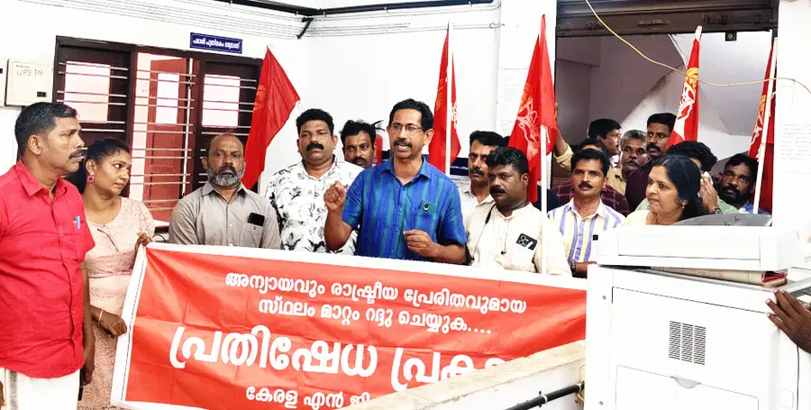 തദ്ദേശവകുപ്പിലെ കൂട്ട സ്ഥലംമാറ്റത്തിനെതിരെ സംഘടിപ്പിച്ച പ്രതിഷേധ പ്രകടനം യൂണിയൻ സംസ്ഥാന സെക്രട്ടറിയറ്റ് അംഗം എസ് സുനിൽകുമാർ ഉദ്ഘാടനംചെയ്യുന്നു