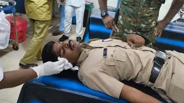 കായംകുളത്ത് കെഎസ്യു–യൂത്ത് കോൺഗ്രസ് പ്രവർത്തകരുടെ കല്ലേറിൽ പരിക്കേറ്റ പൊലീസുക്കാരൻ
കെ എ ജോണിനെ ആശുപത്രിയിൽ പ്രവേശിപ്പിച്ചപ്പോൾ
