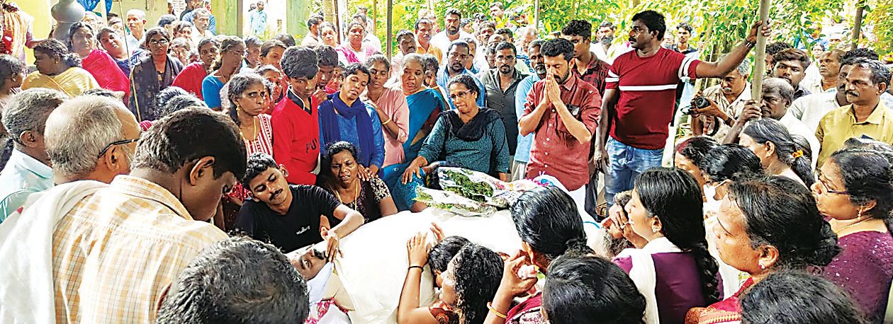 എം എസ് അരുൺകുമാർ എംഎൽഎ രാഘവിന്റെ മൃതദേഹത്തിൽ അന്തിമോപചാരം അർപ്പിക്കുന്നു 