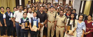 കേരള എക്സൈസ് വിമുക്തി മിഷന്റെ നേതൃത്വത്തിൽ ഹൈസ്കൂൾ വിഭാഗം വിദ്യാർഥികൾക്കായി നടത്തിയ   ആസ്വാദനക്കുറിപ്പ് മത്സര വിജയികൾ മുഖ്യാതിഥികള്‍ക്കൊപ്പം