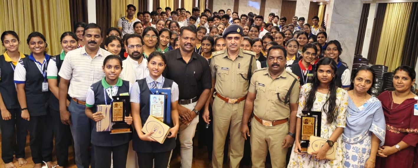 കേരള എക്സൈസ് വിമുക്തി മിഷന്റെ നേതൃത്വത്തിൽ ഹൈസ്കൂൾ വിഭാഗം വിദ്യാർഥികൾക്കായി നടത്തിയ   ആസ്വാദനക്കുറിപ്പ് മത്സര വിജയികൾ മുഖ്യാതിഥികള്‍ക്കൊപ്പം