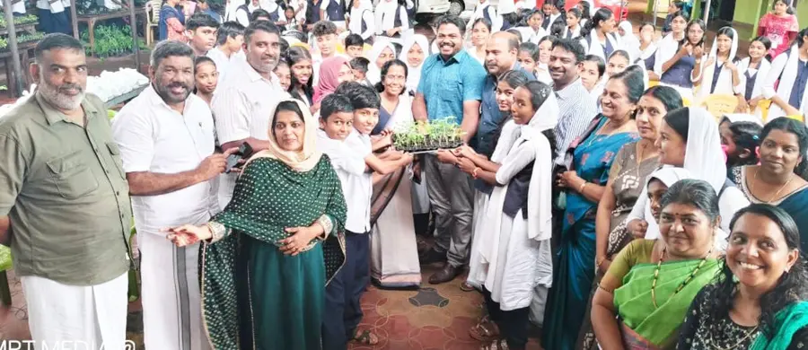 ജില്ലാ പഞ്ചായത്തിന്റെ സ്കൂൾ പച്ചക്കറി കൃഷിയുടെ ജില്ലാ ഉദ്ഘാടനം ജില്ലാ പഞ്ചായത്ത് പ്രസിഡന്റ്  കെ ജി രാജേശ്വരി നടത്തുന്നു