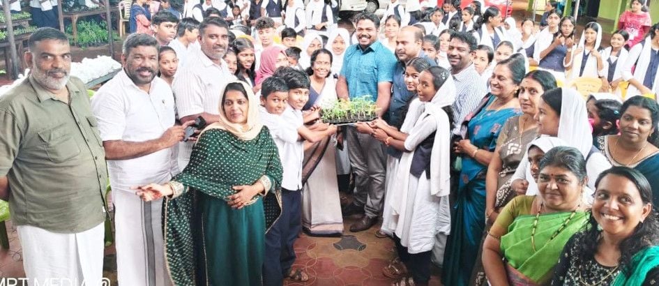ജില്ലാ പഞ്ചായത്തിന്റെ സ്കൂൾ പച്ചക്കറി കൃഷിയുടെ ജില്ലാ ഉദ്ഘാടനം ജില്ലാ പഞ്ചായത്ത് പ്രസിഡന്റ്  കെ ജി രാജേശ്വരി നടത്തുന്നു