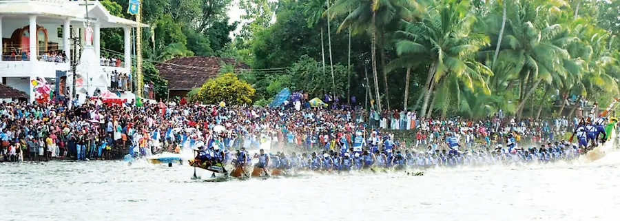 മഹാത്മാഗാന്ധി വള്ളംകളിയിൽ മേൽപ്പാടം ചുണ്ടൻ ഒന്നാമതായി ഫിനിഷ് ചെയ്യുന്നു