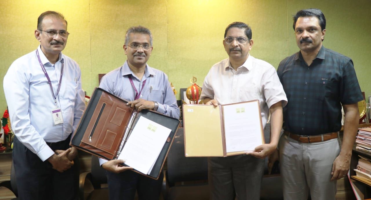 കുടുംബശ്രീ എക്സിക്യൂട്ടീവ് ഡയറക്ടര്‍ എച്ച് ദിനേശനും ധനലക്ഷ്മി ഡെപ്യൂട്ടി ജനറല്‍ മാനേജര്‍ പി എച്ച്‌ ബിജുകുമാറും ധാരണപത്രം കൈമാറുന്നു 