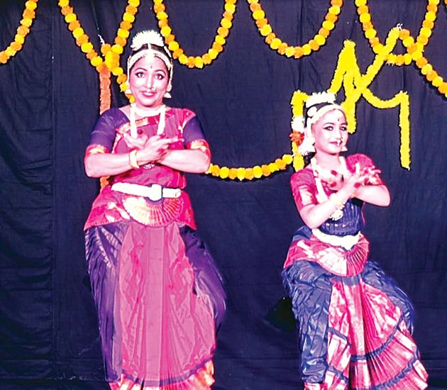 ശിഷ്യ പകർന്ന നൃത്തച്ചുവടുകളിലൂടെ അധ്യാപികയും മകളും ഒരേ വേദിയിൽ ഭരതനാട്യത്തിൽ അരങ്ങേറ്റം കുറിച്ചു