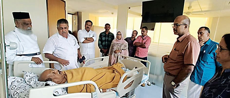 കാലിന് പരിക്കേറ്റ് പരുമല ആശുപത്രിയിൽ ചികിത്സയില്‍ കഴിയുന്ന മുതിർന്ന സിപിഐ എം നേതാവ്‌ ജി സുധാകരനെ മന്ത്രി സജി ചെറിയാൻ സന്ദർശിക്കുന്നു