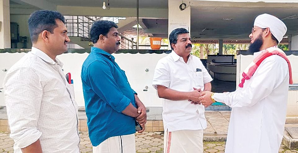 ജില്ലാ പഞ്ചായത്ത് മാന്നാര്‍ ഡിവിഷന്‍ എല്‍ഡിഎഫ് സ്ഥാനാര്‍ഥി  ജി കൃഷ്‌ണകുമാര്‍ മാന്നാര്‍ ജുമാമസ്ജിദില്‍ എത്തിയപ്പോള്‍