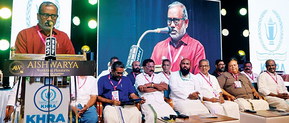 കേരള ഹോട്ടൽ ആൻഡ്‌ റെസ്‌റ്റോറന്റ്‌ അസോസിയേഷൻ ജില്ലാ സമ്മേളനത്തിന്റെ ഭാഗമായി സംഘടിപ്പിച്ച കുടുംബസംഗമം മന്ത്രി പി പ്രസാദ് ഉദ്ഘാടനംചെയ്യുന്നു