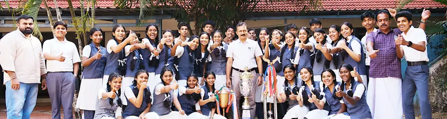 സംസ്ഥാന സ്കൂൾ കലോത്സവത്തിൽ  എച്ച് എസ് എസ് വിഭാഗത്തിൽ രണ്ടാം സ്ഥാനം നേടിയ മാന്നാർ നായർ സമാജം  ഹയർ സെക്കൻഡറി സ്കൂൾ ടീം പ്രിൻസിപ്പൽ വി മനോജിനൊപ്പം