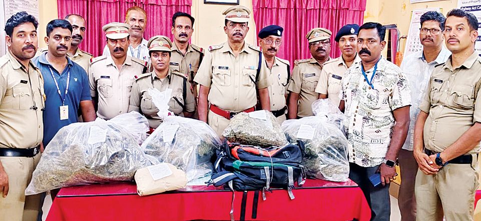 ആലപ്പുഴ റെയിൽവേ സ്‌റ്റേഷനിൽ എത്തിയ ധൻബാദ്‌ എക്‌സ്‌പ്രസിൽനിന്ന്‌  പിടിച്ചെടുത്ത കഞ്ചാവ്‌