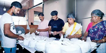 മാന്നാറിലെ ഫ്രഷ് ആന്‍ഡ് ഫാസ്റ്റ് ഭക്ഷണശാലയിലെ അരിപ്പത്തിരി നിര്‍മാണം