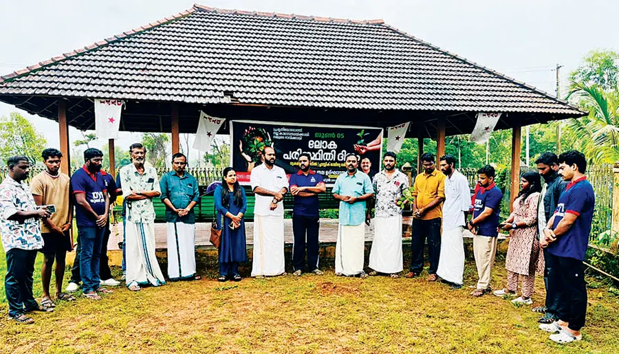 ഡിവൈഎഫ്ഐ വൃക്ഷത്തൈ നടീലിന്റെ ജില്ലാതല ഉദ്ഘാടനം കരുമാടിക്കുട്ടൻ സ്മാരകത്തിൽ തൈ നട്ട് കേന്ദ്ര കമ്മിറ്റിയംഗം ആർ രാഹുൽ നടത്തുന്നു