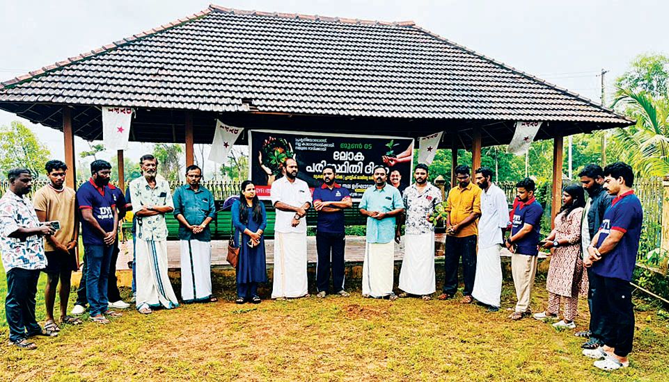 ഡിവൈഎഫ്ഐ വൃക്ഷത്തൈ നടീലിന്റെ ജില്ലാതല ഉദ്ഘാടനം കരുമാടിക്കുട്ടൻ സ്മാരകത്തിൽ തൈ നട്ട്‌  കേന്ദ്ര കമ്മിറ്റിയംഗം ആർ രാഹുൽ നടത്തുന്നു