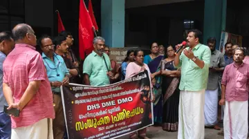 തൃശൂർ ഡിഎംഒ ഓഫീസിനുമുന്നിൽ നടന്ന യോഗം എൻജിഒ യൂണിയൻ സംസ്ഥാന സെക്രട്ടറിയറ്റംഗം  എസ് സജീവ് കുമാർ ഉദ്ഘാടനം ചെയ്യുന്നു  