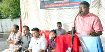 പി കെ പത്മനാഭൻ രക്തസാക്ഷിത്വ ദിനാചരണത്തോടനുബന്ധിച്ച് കുഴിക്കാട്ടുശേരിയിൽ നടന്ന അനുസ്മരണ സമ്മേളനം സിപിഐ എം സംസ്ഥാന സെക്രട്ടറിയറ്റ് അംഗം പി കെ ബിജു ഉദ്ഘാടനം ചെയ്യുന്നു