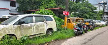 ആളൂർ പൊലീസ് സ്റ്റേഷൻ പരിസരത്തും റോഡരികിലുമായി കിടക്കുന്ന തൊണ്ടിവാഹനങ്ങൾ
