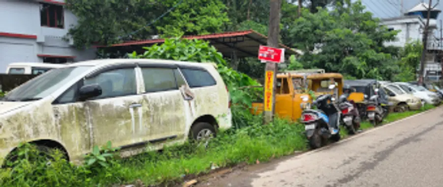 ആളൂർ പൊലീസ് സ്റ്റേഷൻ പരിസരത്തും റോഡരികിലുമായി കിടക്കുന്ന തൊണ്ടിവാഹനങ്ങൾ