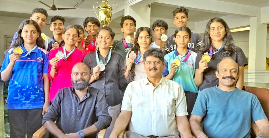 സംസ്ഥാന സ്‌കൂൾ ഷൂട്ടിങ് ചാമ്പ്യൻഷിപ് സീനിയർ വിഭാഗത്തിൽ  ഓവറോൾ ചാമ്പ്യൻഷിപ് നേടിയ തൃശൂർ ടീം