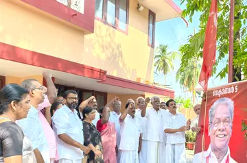 ആനത്തലവട്ടം ആനന്ദന്റ  മൂന്നാം ചരമ വാർഷിക ദിനത്തോടനുബന്ധിച്ച്‌  സിഐടിയു ജില്ലാ കമ്മിറ്റി ഓഫീസിൽ  ജില്ലാ പ്രസിഡന്റ്‌ കെ കെ രാമചന്ദ്രൻ പതാക ഉയർത്തുന്നു 