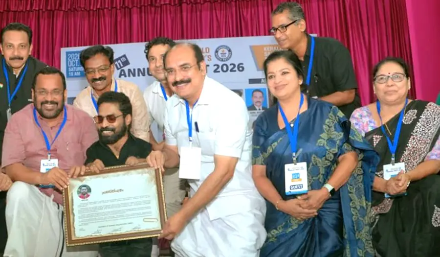 എൻബിജിആർ പുരസ്കാരം ചലച്ചിത്രതാരം ഗിന്നസ് പക്രുവിന്
എംഎൽഎമാരായ കെ രാജൻ, രാജൻ ജെ പല്ലൻ എന്നിവർ സമ്മാനിക്കുന്നു