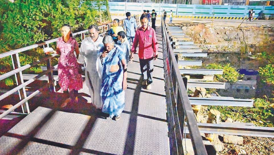 മുല്ലയ-്ക്കൽ ചിറപ്പ് തുടങ്ങിയതോടെ നഗരത്തിലുണ്ടായ തിരക്കൊഴിവാക്കാൻ താൽക്കാലികമായി നിർമിച്ച  നടപ്പാലത്തിലൂടെ പോകുന്നവർ