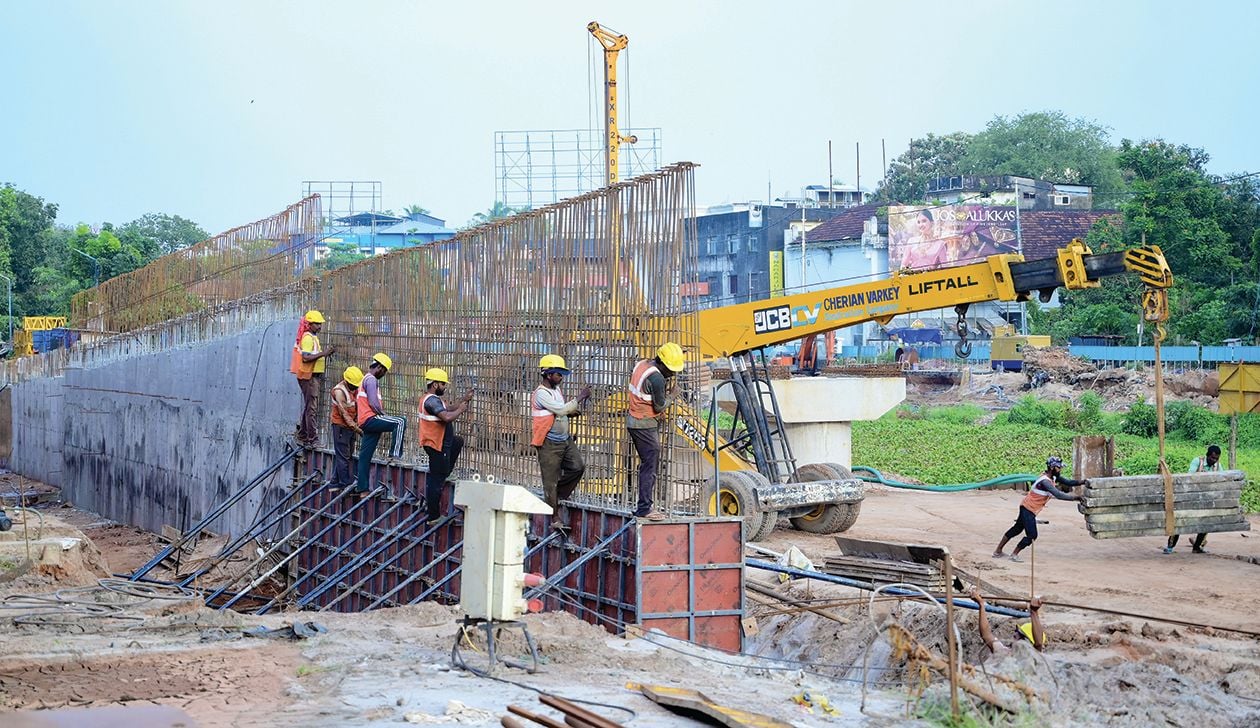 കോടതിപ്പാലം നവീകരണത്തിന്റെ ഭാഗമായി സംരക്ഷണഭിത്തിയുടെ  നിർമാണത്തിൽ ഏർപ്പെട്ടിരിക്കുന്ന തൊഴിലാളികൾ 