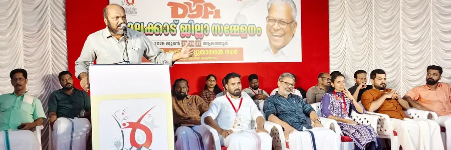 ഡിവൈഎഫ്ഐ ജില്ലാ സമ്മേളനത്തിന്റെ ഭാഗമായി സംഘടിപ്പിച്ച പൊതുസമ്മേളനം സിപിഐ എം കേന്ദ്ര കമ്മിറ്റി അംഗം പി രാജീവ്‌ ഉദ്ഘാടനം ചെയ്യുന്നു