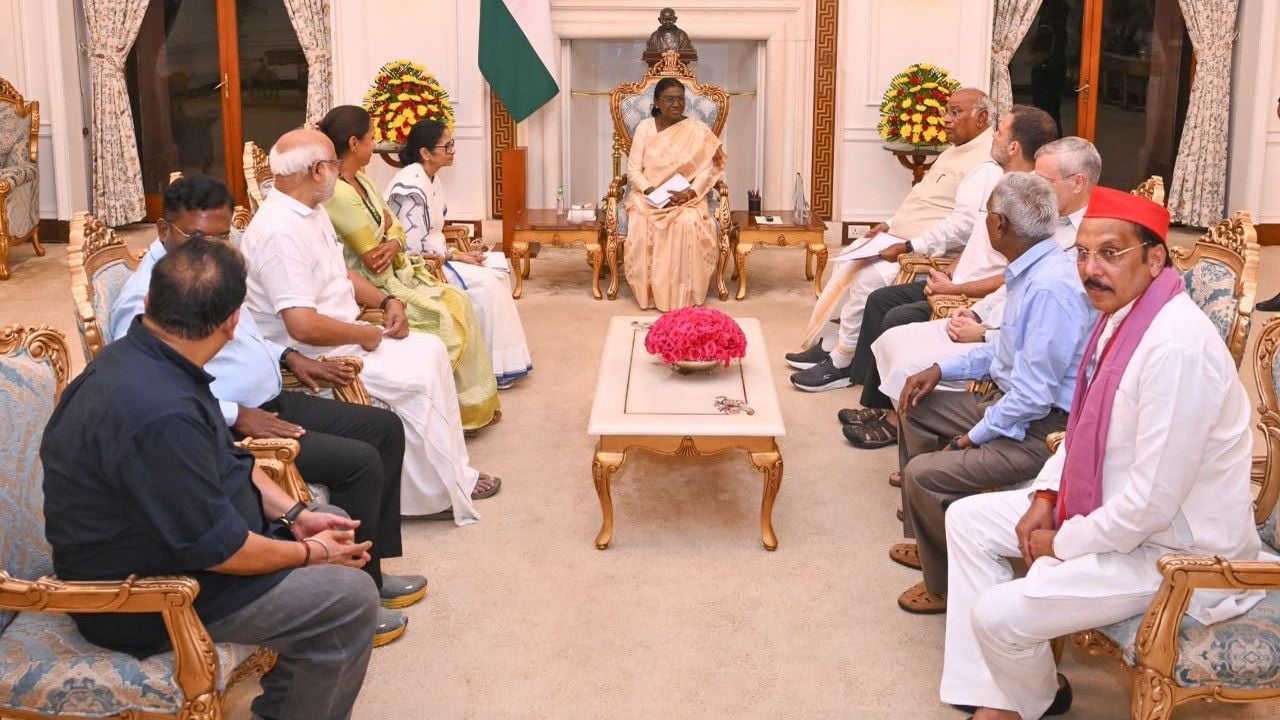 INDIA Bloc Leaders Submit Memorandum to the President 1.jpg