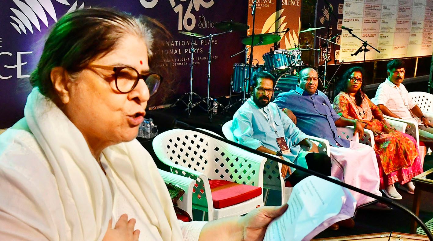അന്താരാഷ്ട്ര നാടകോത്സവം സമാപന സമ്മേളനം സംവിധായിക അനാമിക ഹക്സർ ഉദ്ഘാടനം ചെയ്യുന്നു