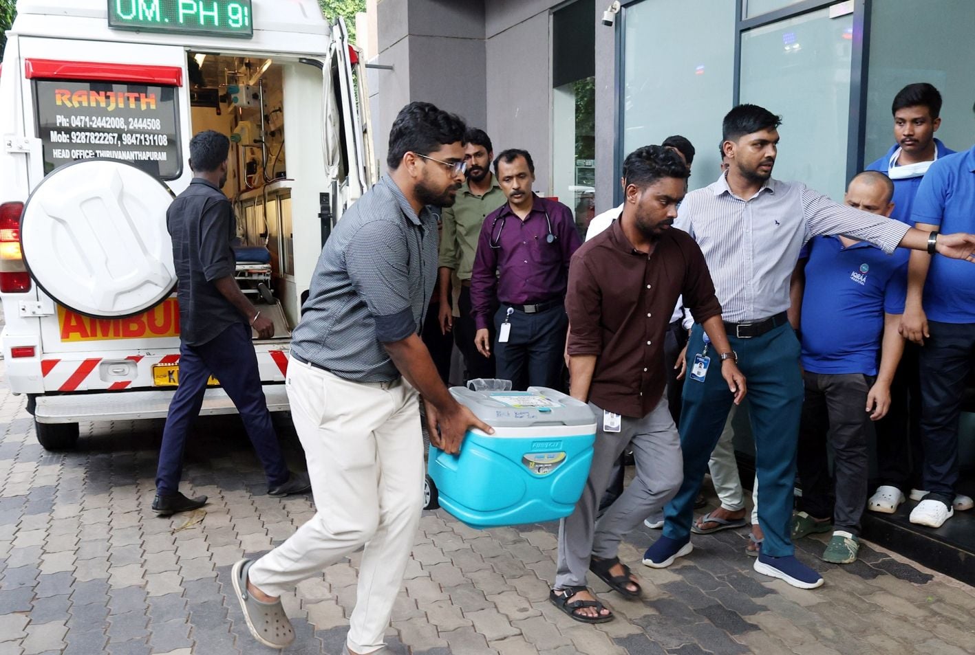 തിരുവനന്തപുരം കിംസ് ആശുപത്രിയിൽ ചികിത്സയിലിരിക്കെ മസ്തിഷ്കമരണം സംഭവിച്ച ഏഴ് വയസ്സുകാരന്റെ വൃക്ക പ്രത്യേക ഗ്രീൻ കോറിഡോർ ഒരുക്കി   കോഴിക്കോട് ഇഖ്റാ ആശുപത്രിയിലേക്ക് ആംബുലൻസിൽ കൊണ്ടുവന്നപ്പോൾ