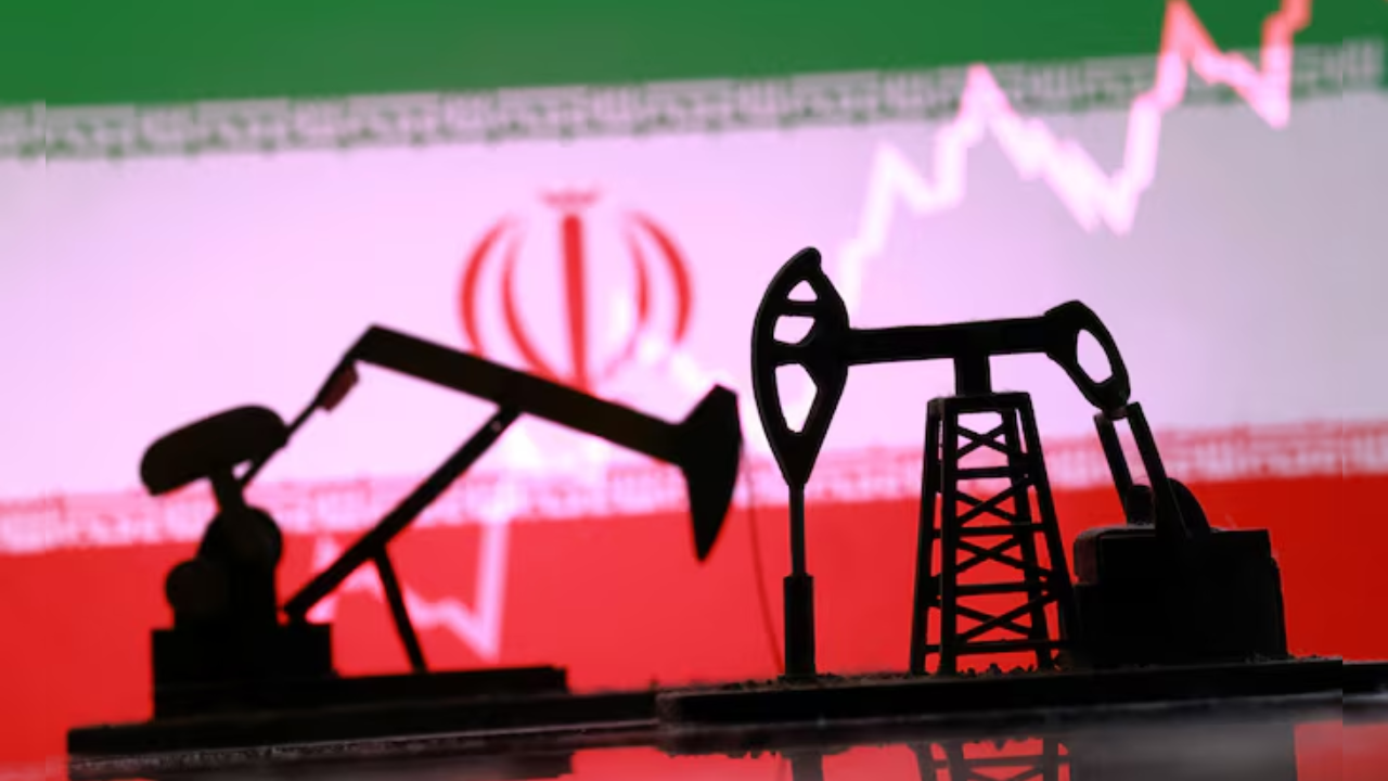 Iran Crude Oil/ REUTERS/Dado Ruvic/Illustration 
