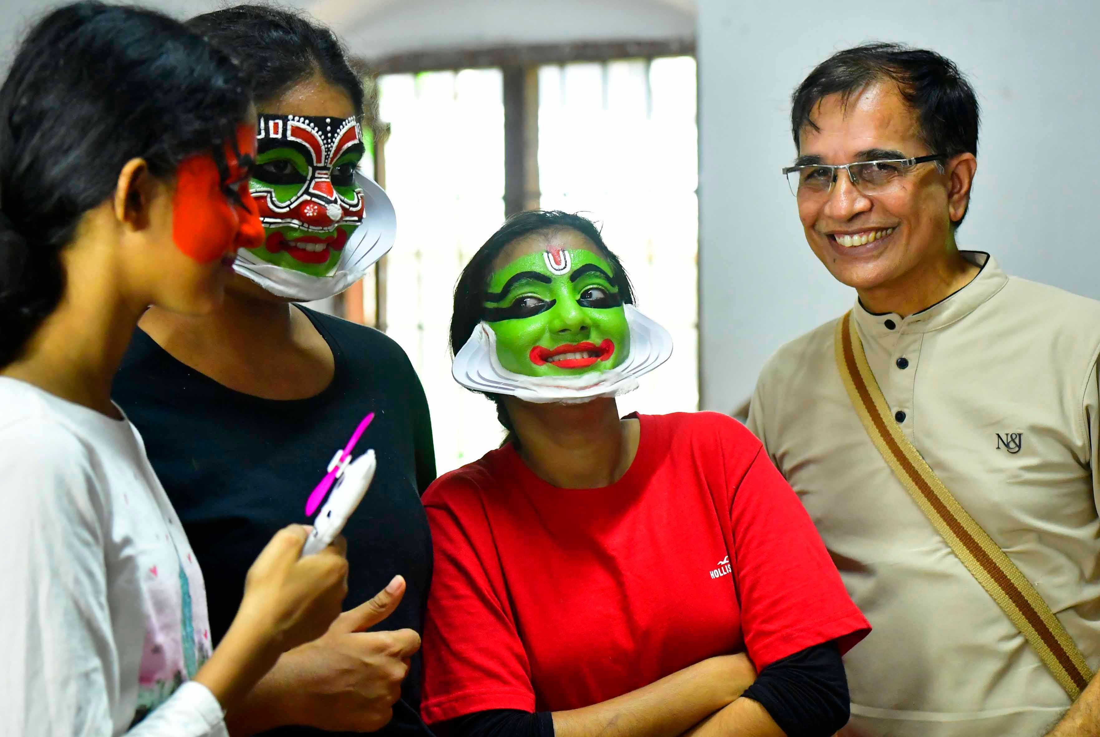 പൈങ്കുളം നാരായണചാക്യാർ  കുട്ടികളോടൊപ്പം 