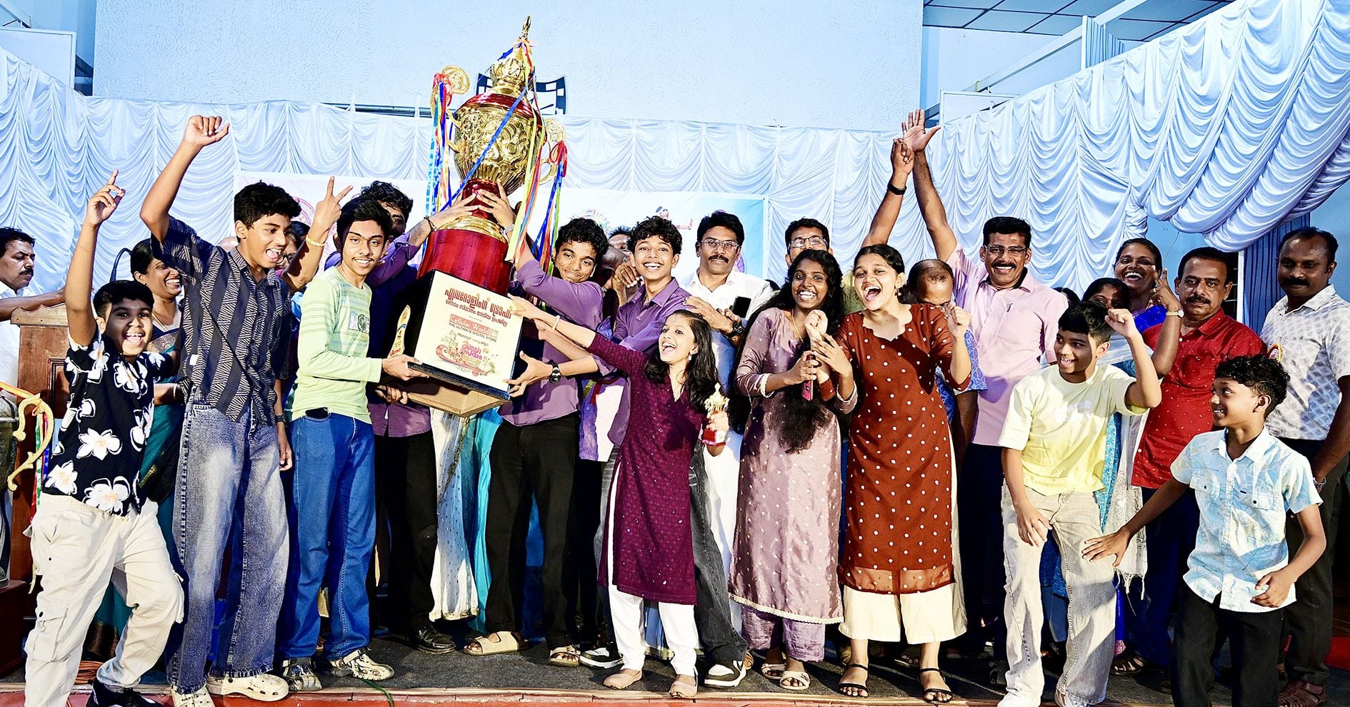 ജില്ലാ സ്കൂൾ കലോത്സവത്തിൽ ഓവറോൾ ചാമ്പ്യൻമാരായ ചേർത്തല ഉപജില്ലാ ടീം ട്രോഫിയുമായി 