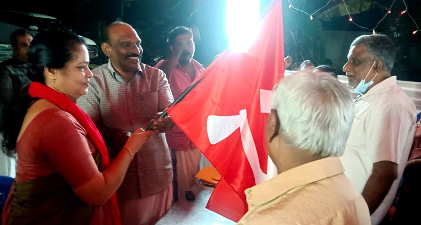 കോണ്‍ഗ്രസിൽനിന്ന് രാജിവച്ച  ജ്യോതി ശശിക്ക്  എന്‍ കെ അക്ബര്‍ എംഎല്‍എ സിപിഐ എം പതാക കെെമാറുന്നു