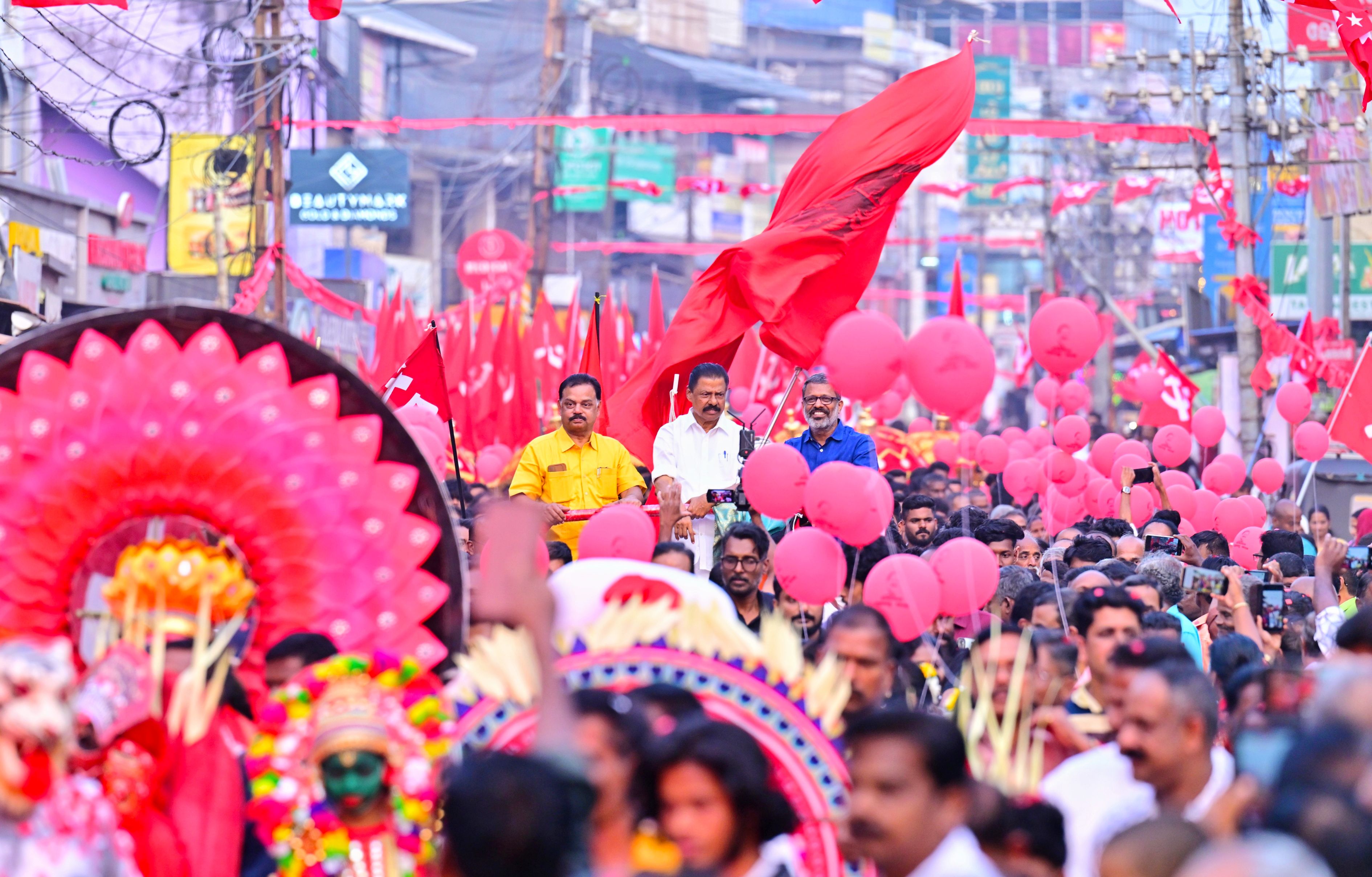 ജാഥാ ക്യാപ്റ്റൻ എം വി ഗോവിന്ദനെ ആലത്തൂരിൽ സ്വീകരിക്കുന്നു.  കെ ഡി പ്രസേന്നൻ എംഎൽഎ, സിപിഐ എം ജില്ലാ സെക്രട്ടറി  ഇ എൻ സുരേഷ് ബാബു എന്നിവർ സമീപം         /ഫോട്ടോ: ശരത് കൽപ്പാത്തി
