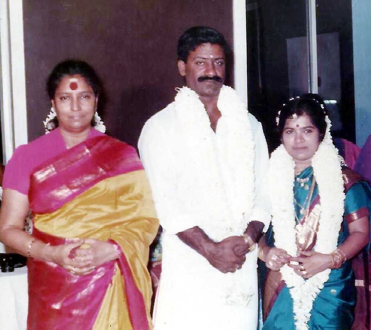 ലതികയും രാജേന്ദ്രനും വിവാഹവേളയിൽ എസ്‌ ജാനകിക്കൊപ്പം  