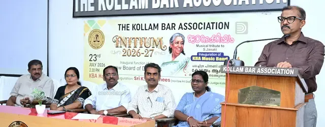 ഗായിക എസ് ജാനകിക്ക് ആദരമർപ്പിക്കാൻ കൊല്ലം ബാർ അസോസിയേഷൻ സംഘടിപ്പിച്ച യോഗം ജില്ലാ സെഷൻസ് ജഡ്ജ് കെ കമനീസ് ഉദ്ഘാടനംചെയ്യുന്നു