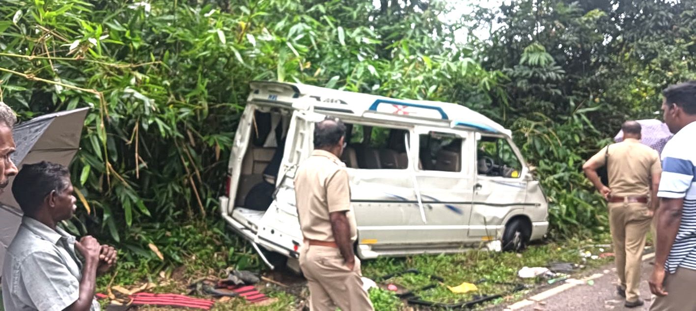 കാട്ടാനക്കൂട്ടം തകർത്ത വാഹനം