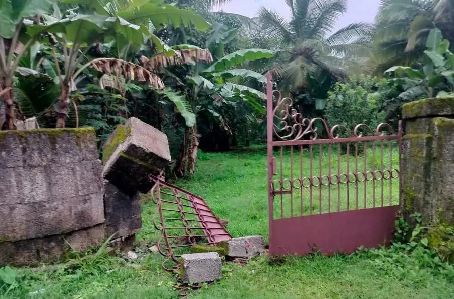 മുള്ളൂർക്കര ആറ്റൂരിൽ ഇറങ്ങിയ കാട്ടാന സ്വകാര്യ വ്യക്തിയുടെ മതിലും ഗേറ്റും തകർത്ത നിലയിൽ.