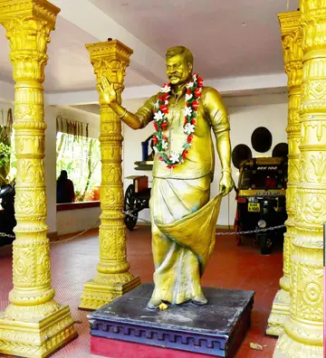 ജന്മനാടായ ചേനത്തുനാട്‌ കലാഗൃഹത്തിലെ കലാഭവൻ മണി പ്രതിമ